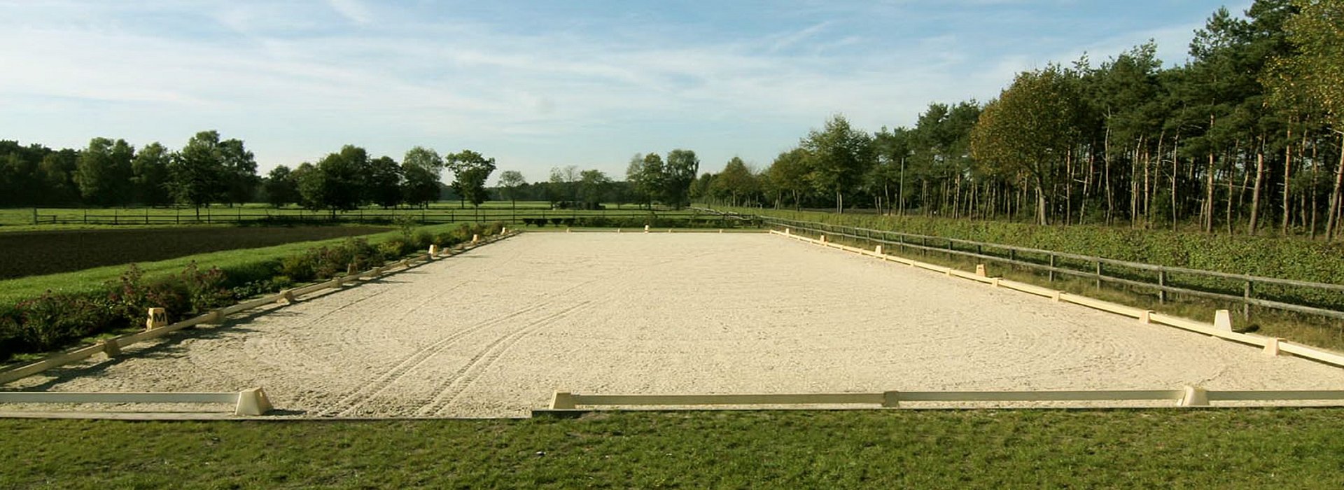 Reitplatz mit Sand-Tretschicht