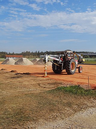 Vorbereitung Boden mit Bohrung Reitplatz