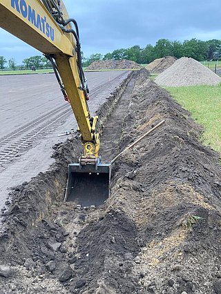 Graben für Reitplatz Umrandung 