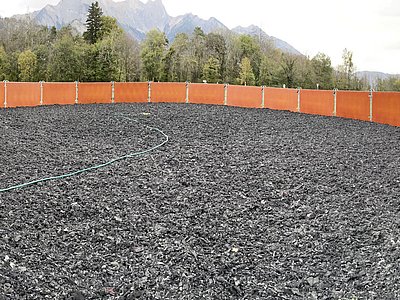 Roundpen mit Volltextilboden aus dunklen Textilschnitzeln