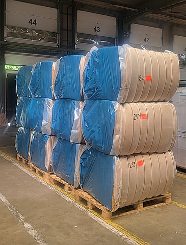 Mehrere Sisal-Ballen, gestapelt auf Paletten in einem Lagerraum