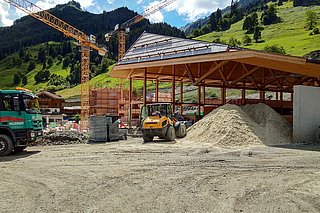 modernen Reithalle mit Quarzsand-Tretschicht und Vlieshäckselmischung