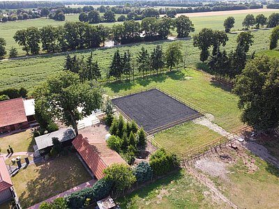 Luftaufnahme eines Reitplatzes mit Flexground Volltextilboden auf einer Außenanlage