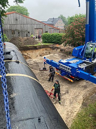 Zisterne wird mit Kran angeliefert