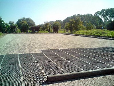 Verlegung von Reitplatmatten auf einer vorbereiteten Tragschicht eines Außenreitplatzes