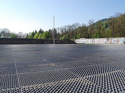 Reitplatz mit Kunststoffplatten als Trennschicht für einen langlebigen Reitböden