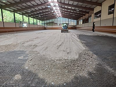 Einbau der Tretschicht in der Reithalle