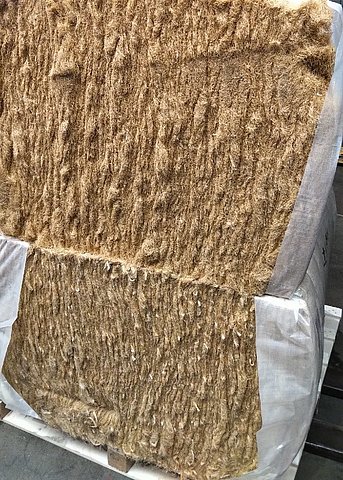 Nahaufnahme eines einzelnen Sisal-Ballens aus Naturfasern