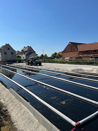 Drainagesystem mit Rohren beim Reitplatzbau mit Tretschicht